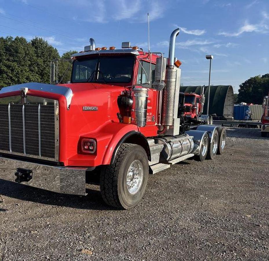 Used 2006 Kenworth T800 Wide Nose Day Cab Semi Truck