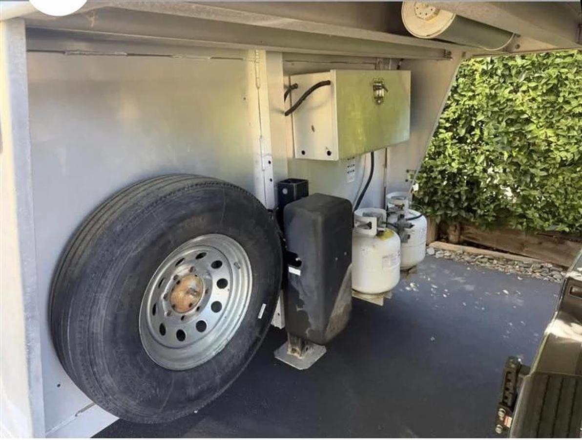 Used 1999 Elite 3 Horse LQ Trailer