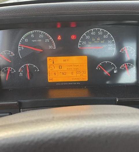 Used 2015 Volvo VNL64T300