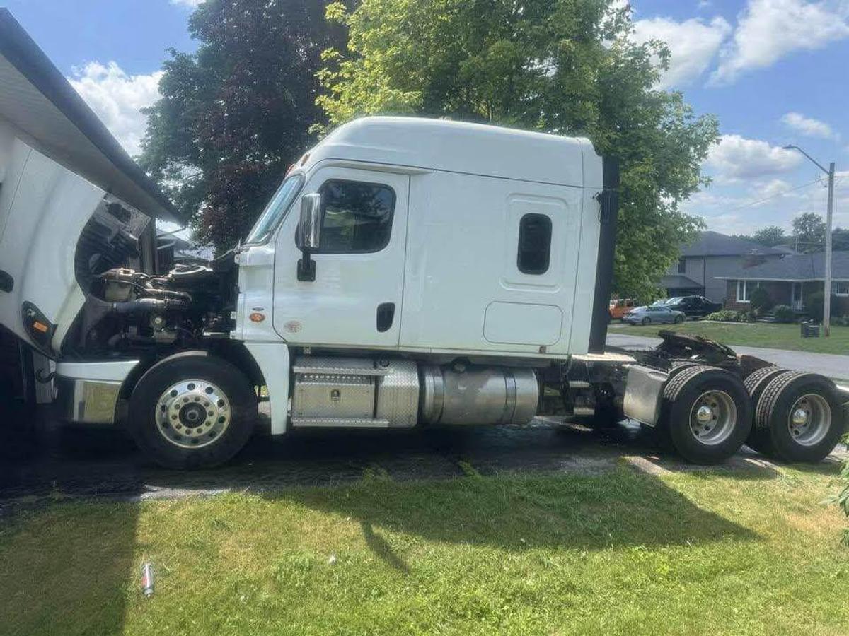 Used 2020 Freightliner Cascadia