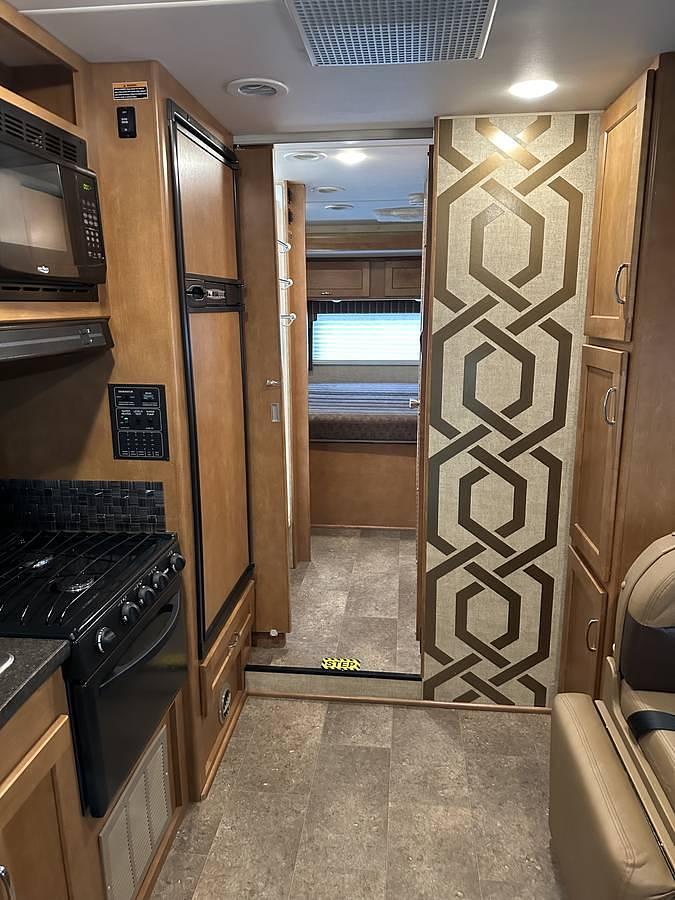 Used 2017 WINNEBAGO Minnie Winnie