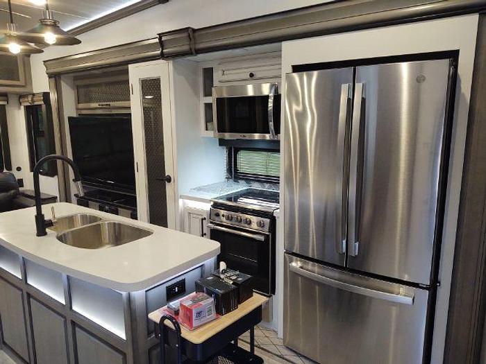 Used 2022 Keystone Montana 3855BR