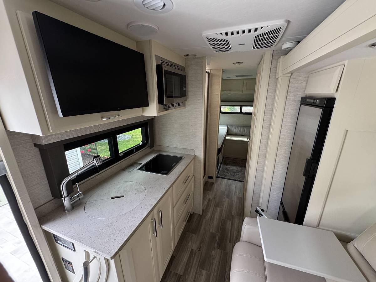 Used 2023 Tiffin Wayfarer 25tW