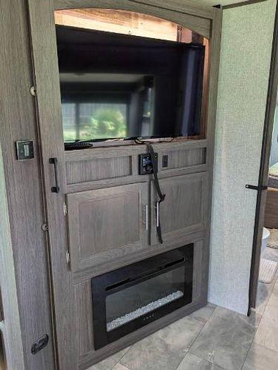 Used 2021 Dutchmen Kodiak Ultimate 2921FKDS