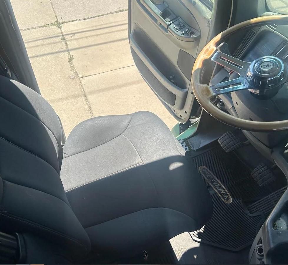 Used 2007 Freightliner Columbia 120 Semi Truck