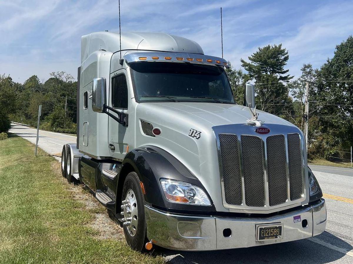 Used 2015 Peterbilt 579 Sleeper Semi Truck