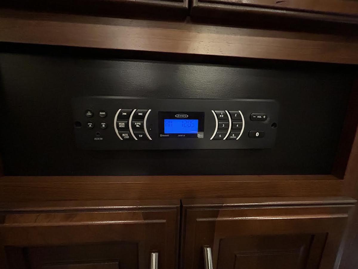 Used 2017 Forest River Wildcat 29RLX Fifth Wheel