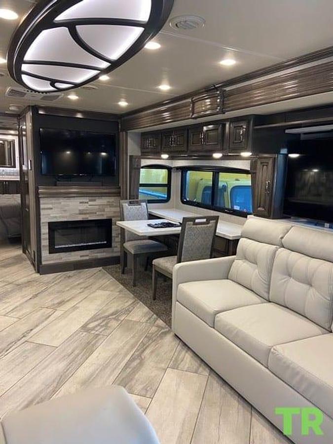 Used 2022 Fleetwood Discovery 38w