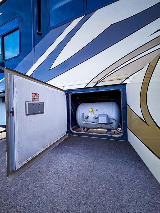 Used 2010 Fleetwood Discovery 40X