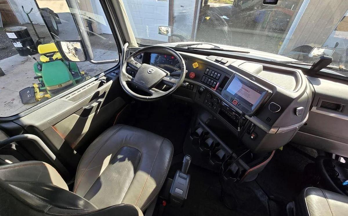 Used 2021 Volvo VNL64T300