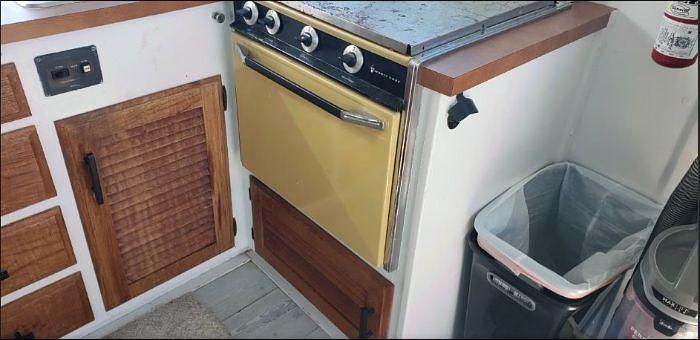 Used 1977 Tollycraft Tri-Cabin Liveaboard