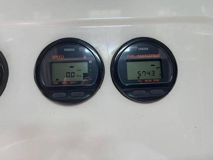 Used 2004 Pursuit 2470 C/C