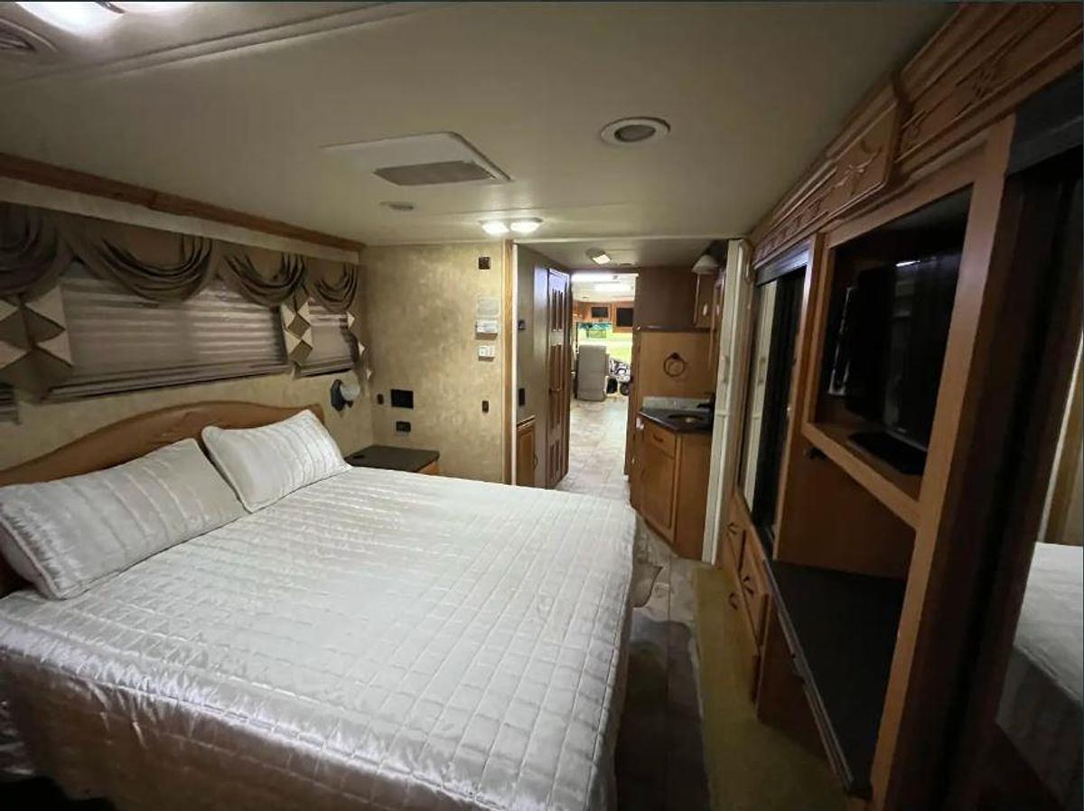 Used 2008 Coachmen Cross Country 382DS Class A Motorhome