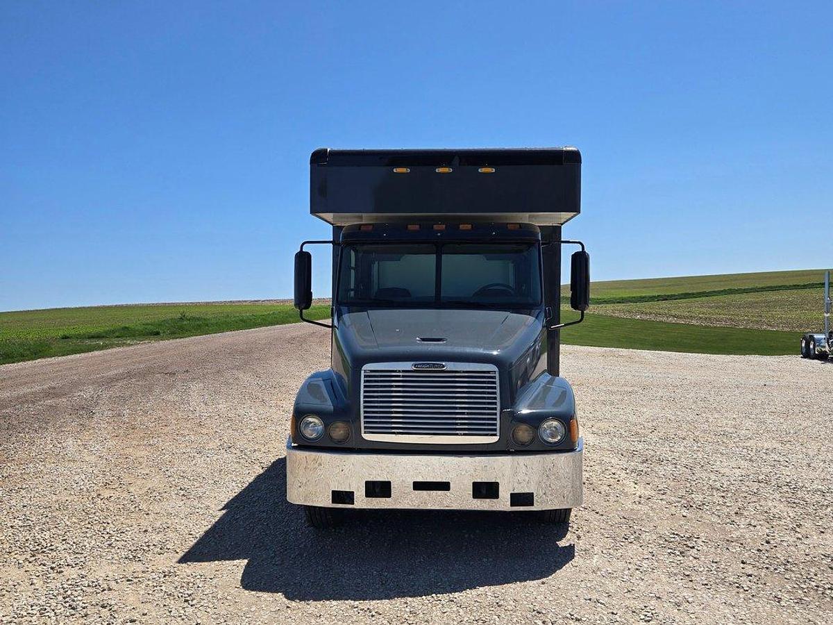 Used 2001 Freightliner Columbia Toterhome