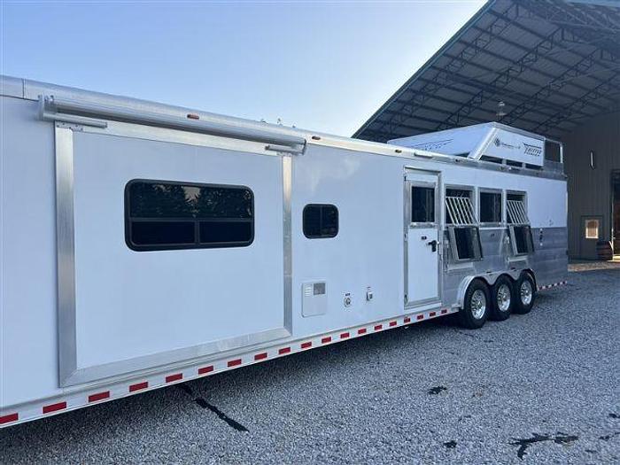 Used 2020 Twister 4 Horse with Outlaw Interior