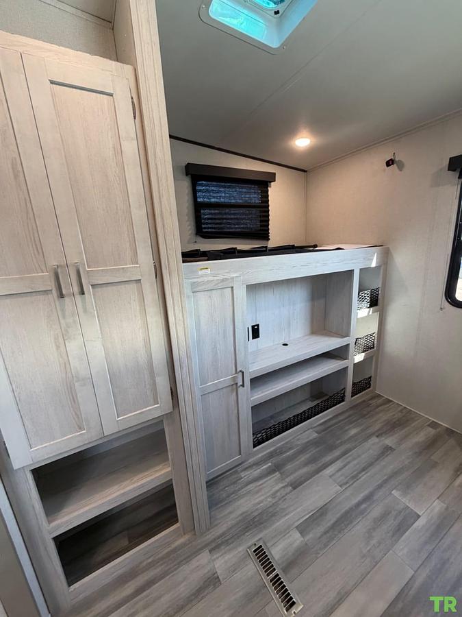 Used 2021 Keystone Sprinter Limited 3620FWLBH Fifth Wheel – Bunkhouse – Washer & Dryer – Custom Skirting – Full-Time Ready