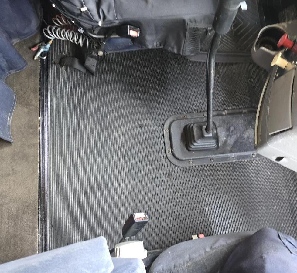 Used 2005 Peterbilt 387 Sleeper Semi Truck