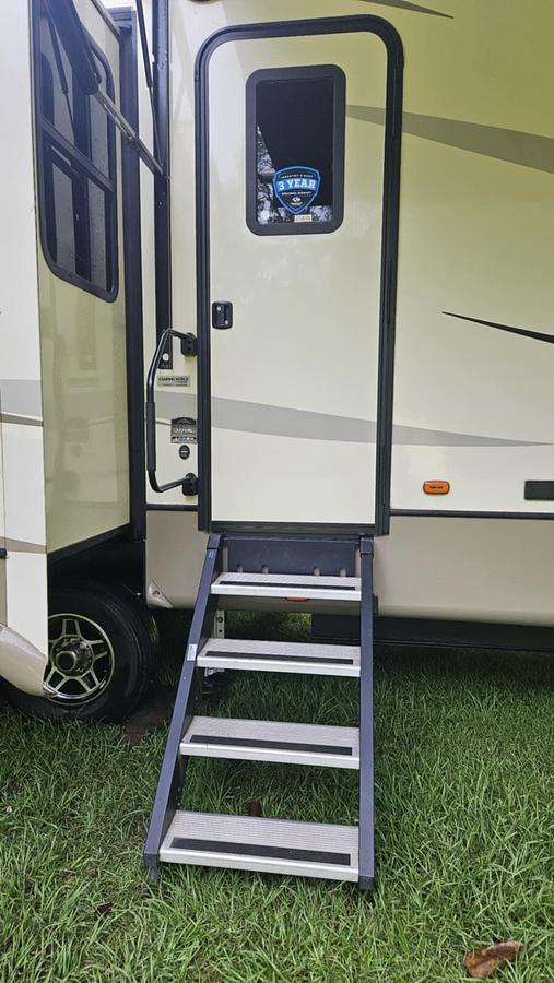 Used 2019 Keystone Montana 3121RL Fifth Wheel