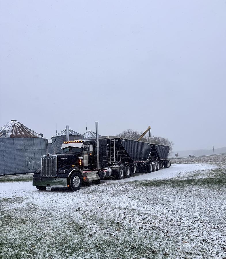 Used 2025 Kenworth W900 Sleeper Semi Truck 565 HP Cummins