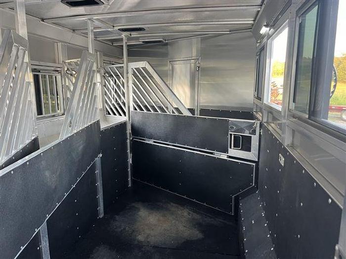 Used 2020 Twister 4 Horse with Outlaw Interior