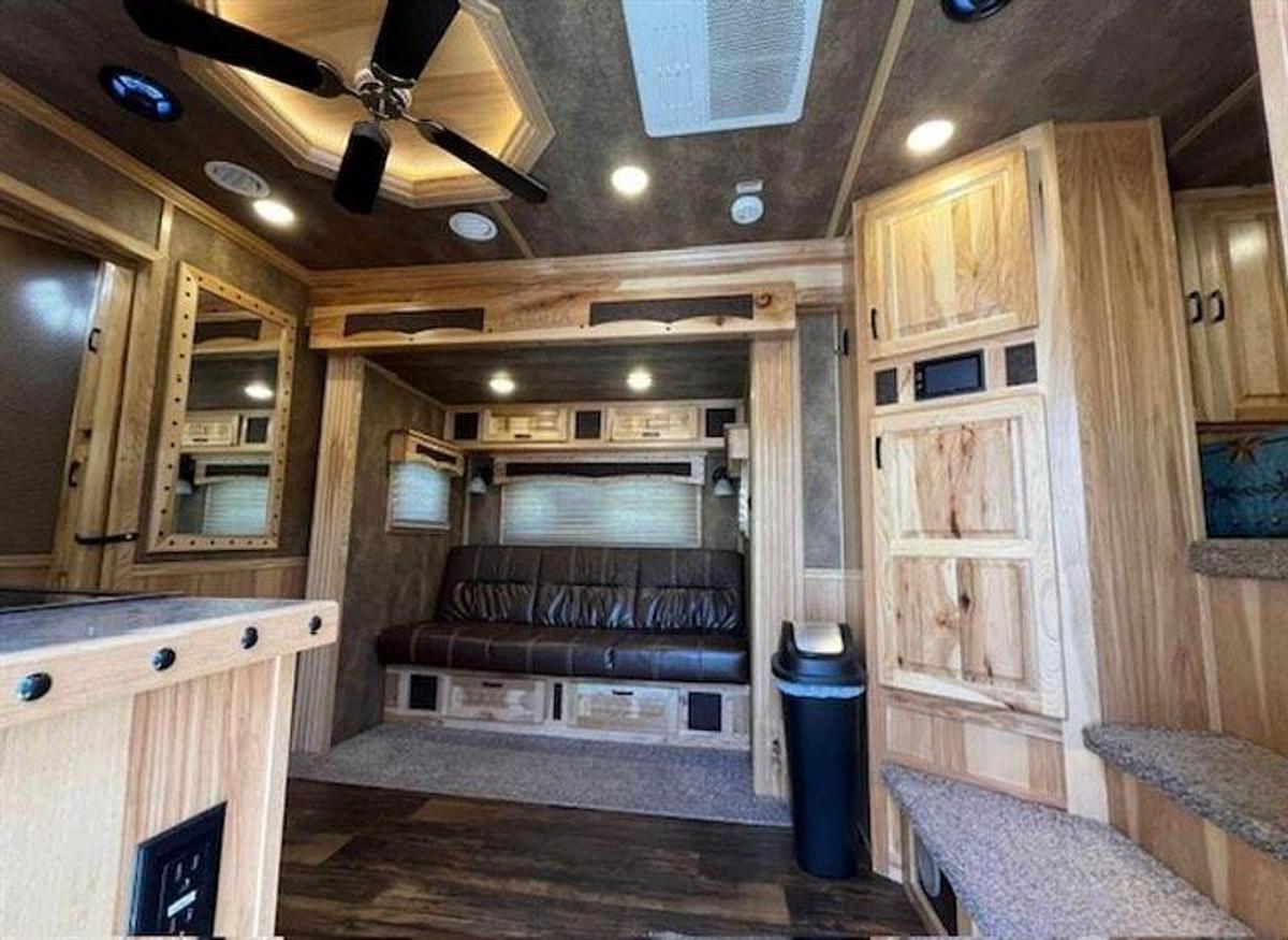 Used 2020 Lakota Bighorn 4 Horse w/ Living Quarters