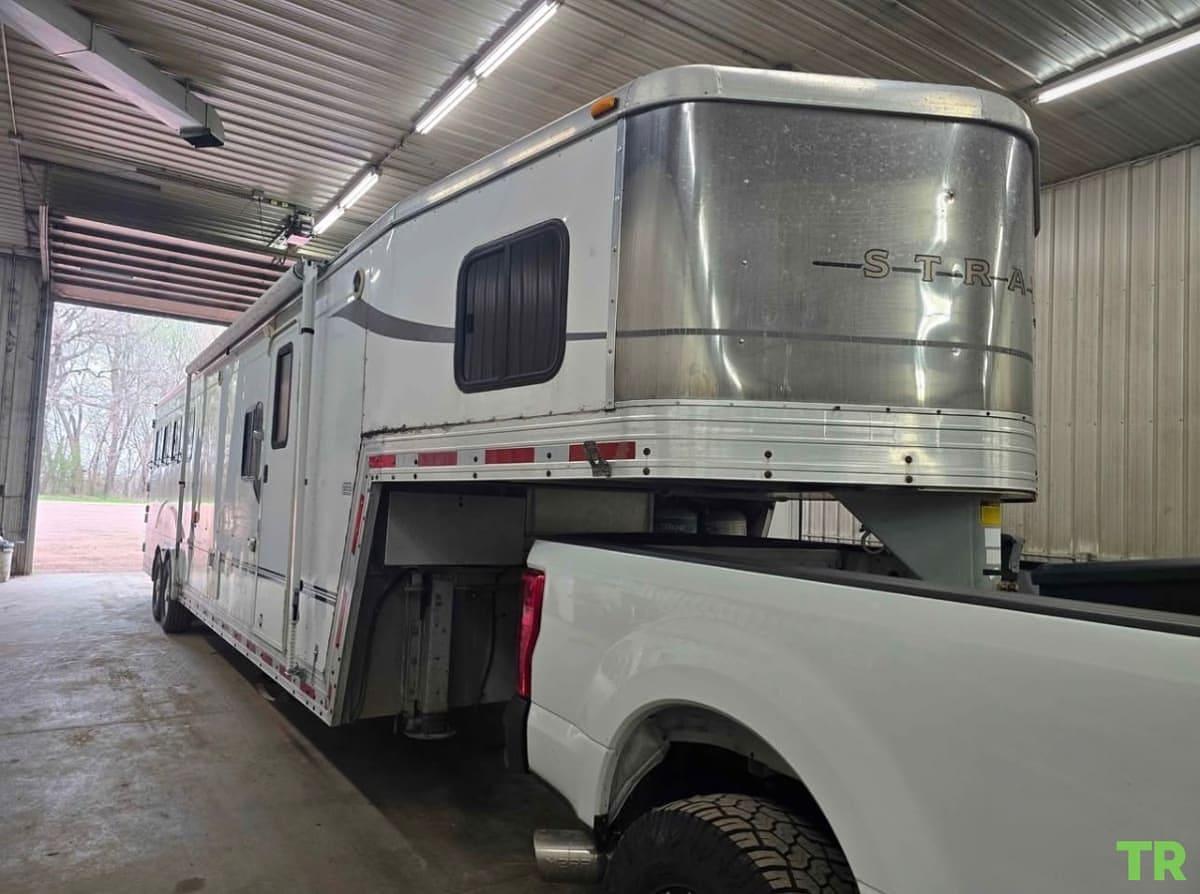 Used 2005 Stratus 4-Horse Aluminum Living Quarters Trailer