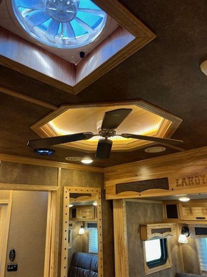 Used 2020 Lakota Bighorn 4 Horse w/ Living Quarters