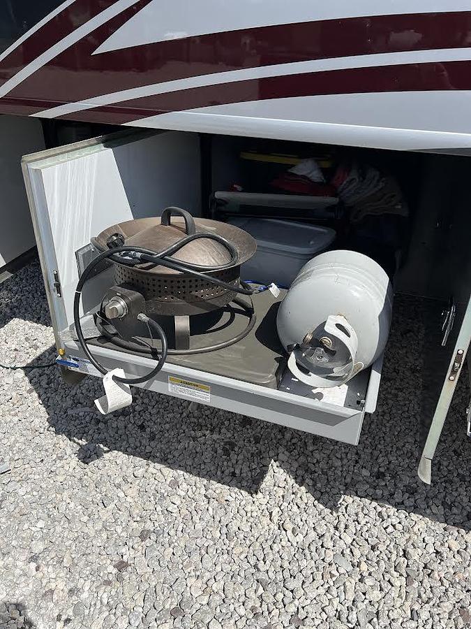 Used 2022 Fleetwood Discovery LXE 40M Class A Motorhome