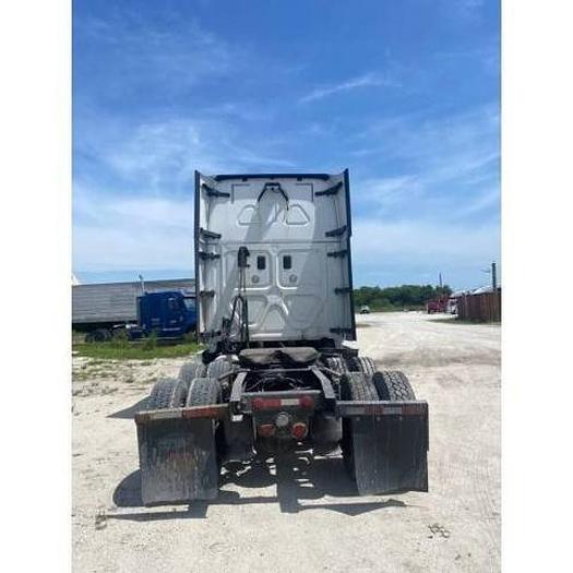 Used 2016 Freightliner Cascadia Sleeper