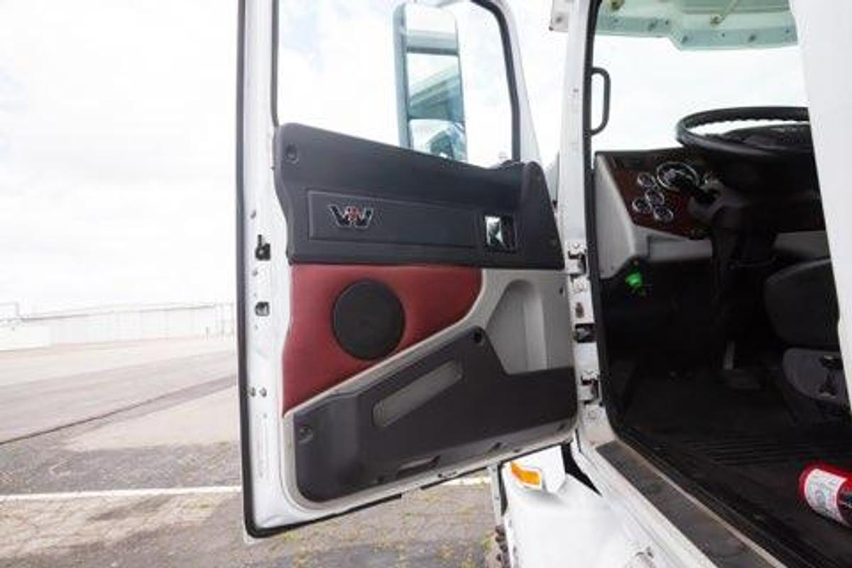 Used 2018 Western Star Sleeper Semi Truck