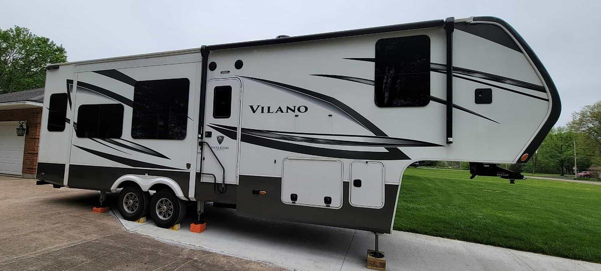 Used 2023 Vanleigh Vilano 320GK Fifth Wheel