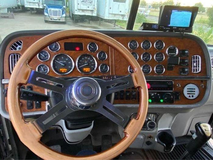 Used 2006 Peterbilt 378 Wrecker Tow Truck