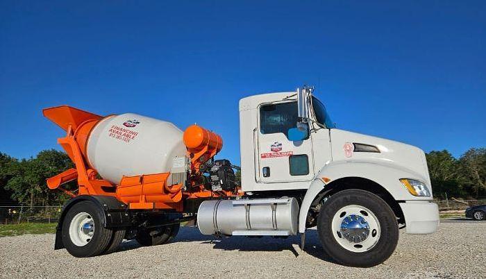 Used 2018 KENWORTH T300 Concrete Mixer Truck