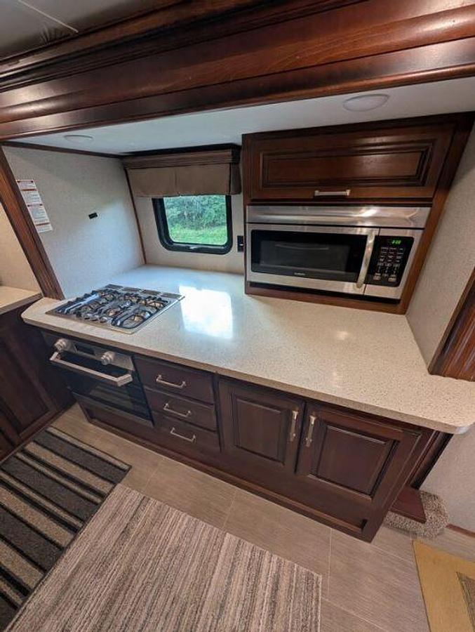 Used 2019 Keystone Alpine 3800FK