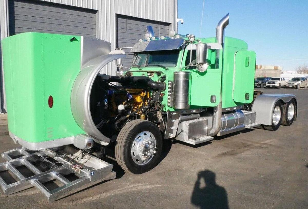 Used 2016 Peterbilt 389 Conventional Sleeper Semi