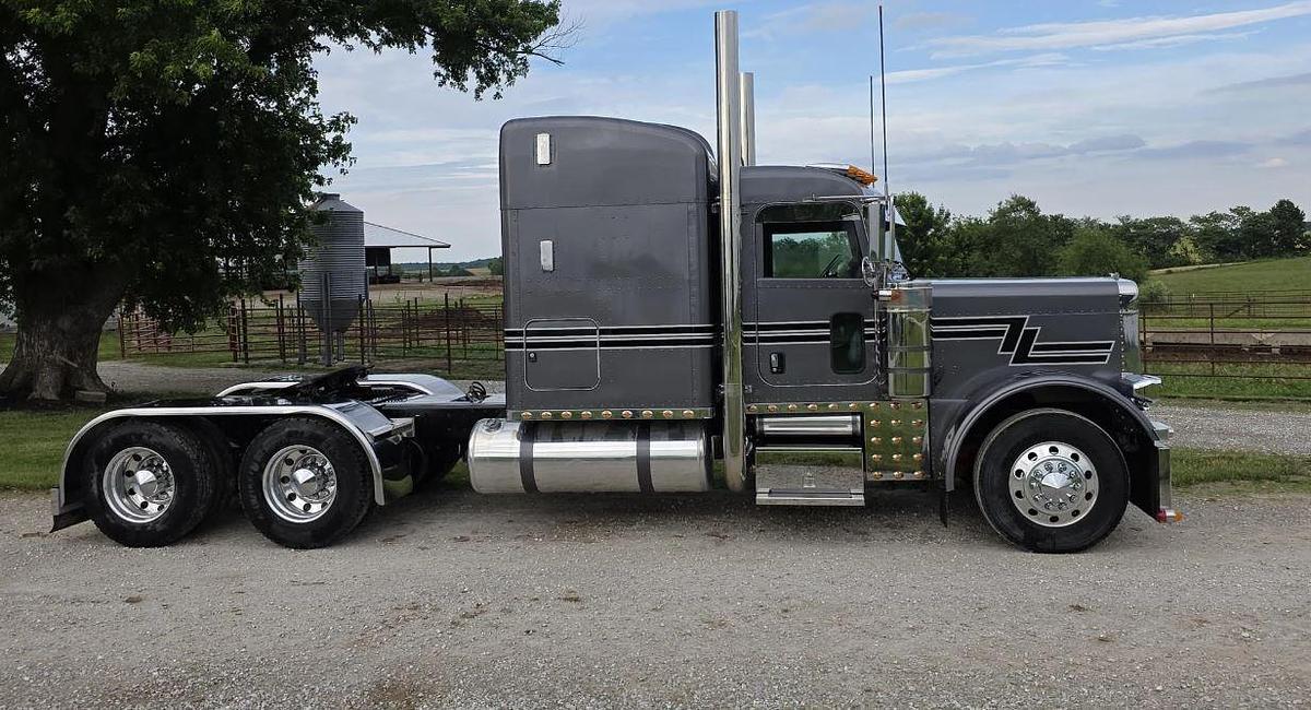 Used 2006 Peterbilt 379 Sleeper Truck