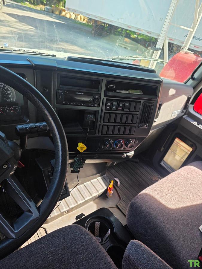 Used 2022 Mack MD Box Truck