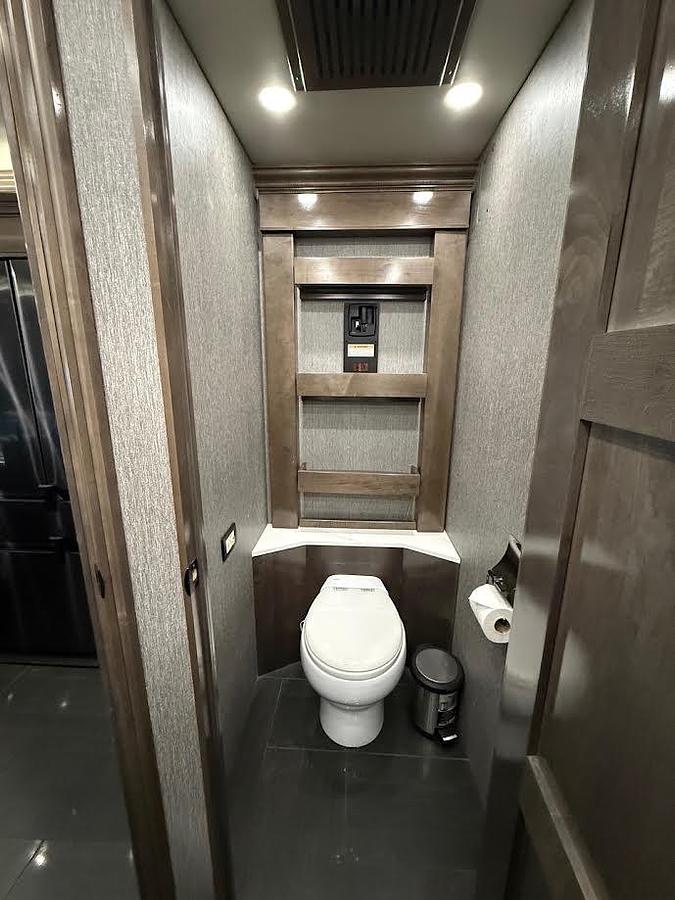 Used 2022 American Coach American Dream 39RK