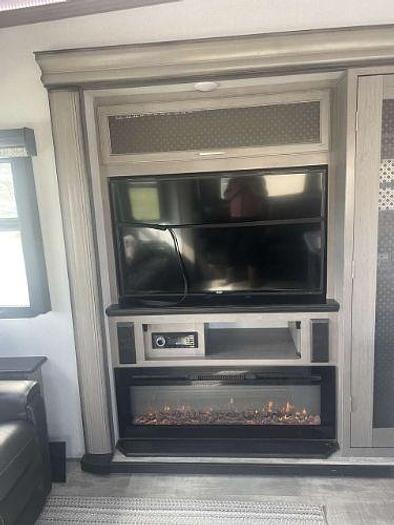 Used 2020 Keystone Montana 3854BR