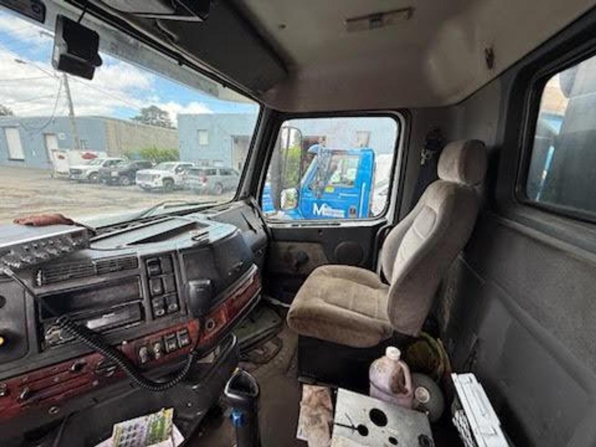 Used 2002 Volvo Dump Truck