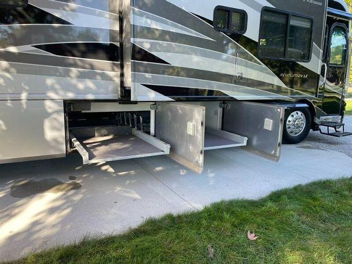 Used 2007 Fleetwood Revolution LE 40E