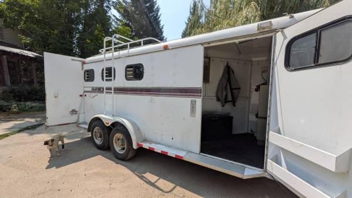 Used 1994 Logan 3 Horse Slant Load Weekender Trailer
