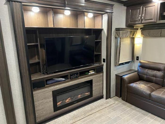 Used 2019 Keystone Alpine 3500RL