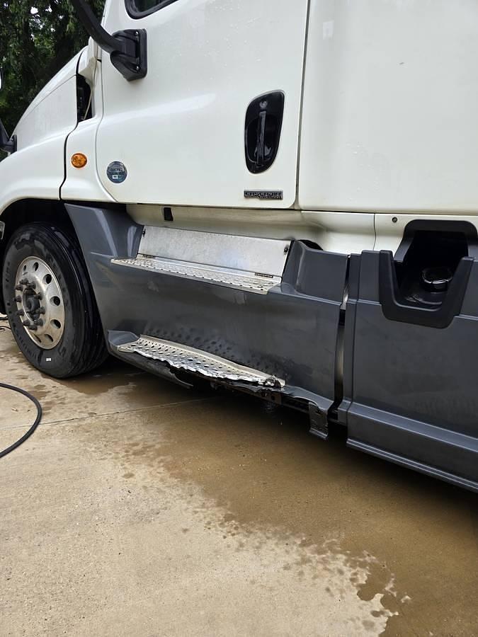 Used 2015 Freightliner Cascadia Conventional Sleeper Semi