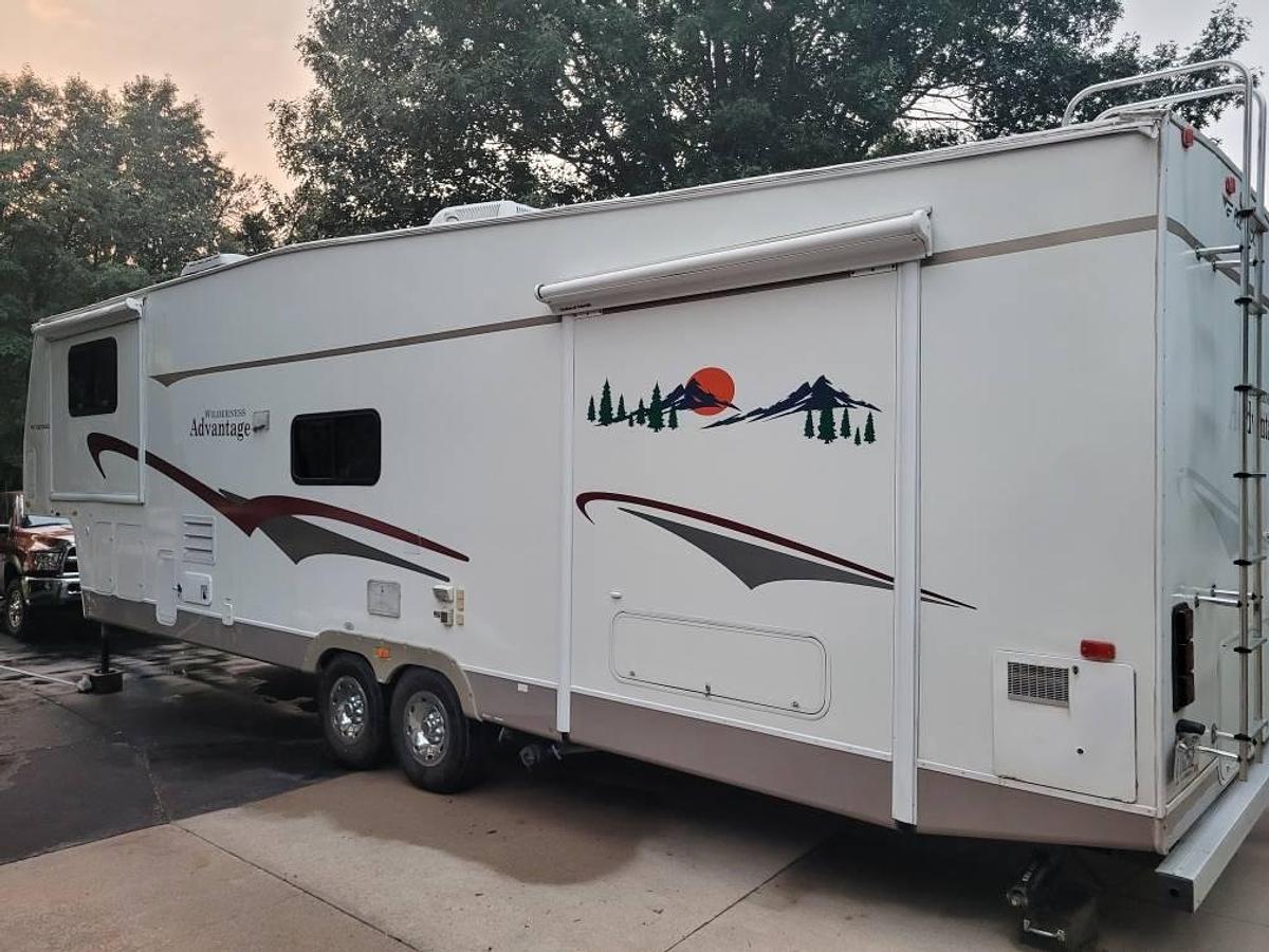 Used 2005 Wilderness Fleetwood Advantage 365FLTS Fifth Wheel