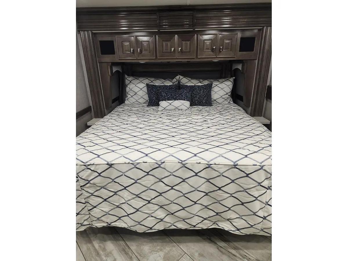 Used 2022 Fleetwood Discovery Lxe 44s