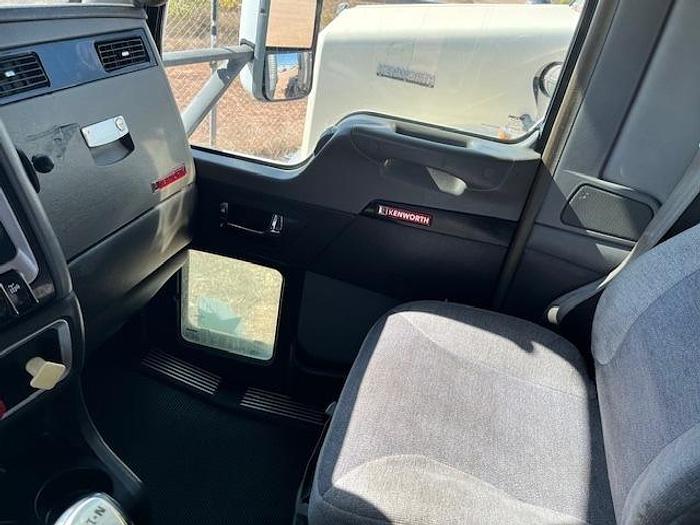Used 2014 Kenworth T800 Sleeper