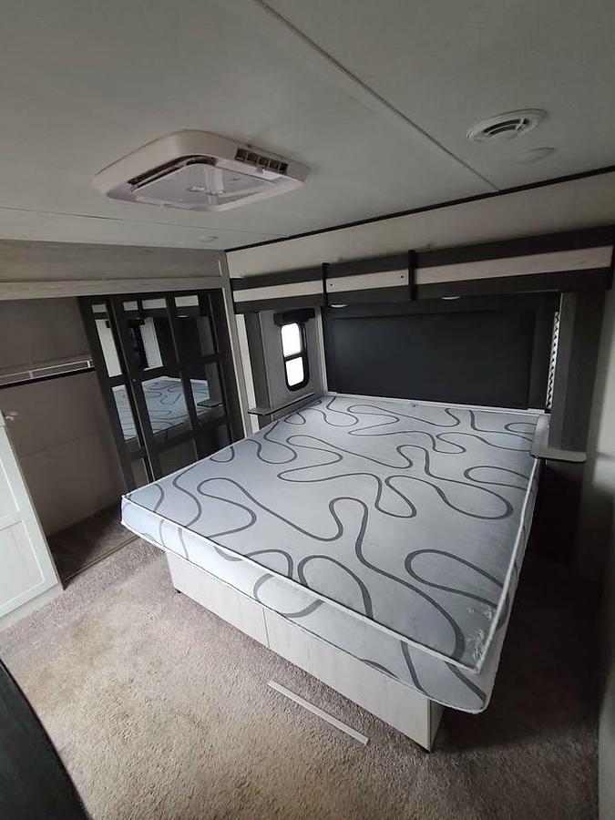 Used 2021 Keystone Sprinter Limited 3620FWLBH Fifth Wheel – Bunkhouse – Washer & Dryer – Custom Skirting – Full-Time Ready