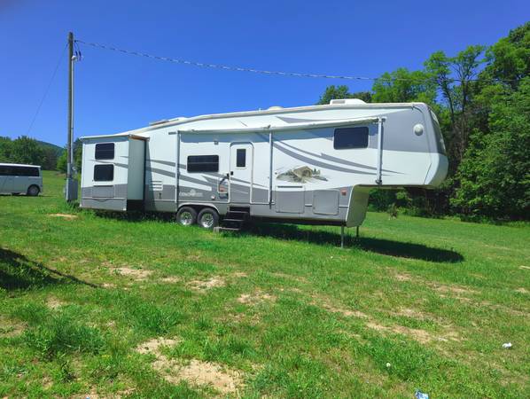 Used 2006 Cedar Creek 362BTS Fifth Wheel | Air Ride Hitch | Clean Title | Great Starter Camper