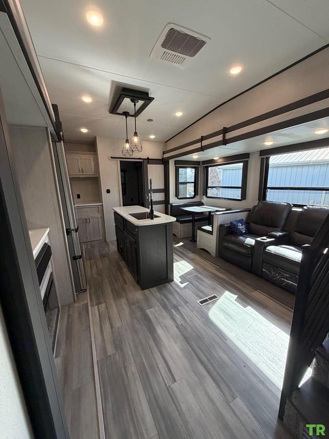 Used 2021 Keystone Sprinter Limited 3620FWLBH Fifth Wheel – Bunkhouse – Washer & Dryer – Custom Skirting – Full-Time Ready